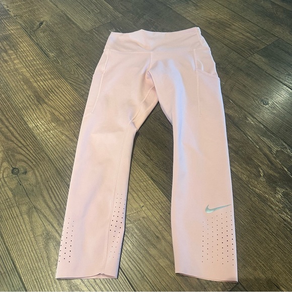 Nike Pants - Nike Women’s Baby Pink Crop Leggings‎ Breathable Size S